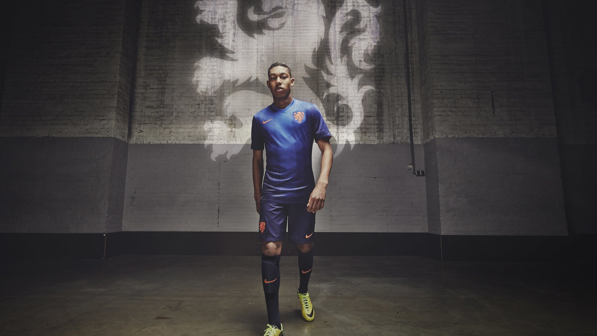 开云体育下载-哈兰德彻底打爆防线，土耳其击溃里昂，足球世界的降维打击与战术革命